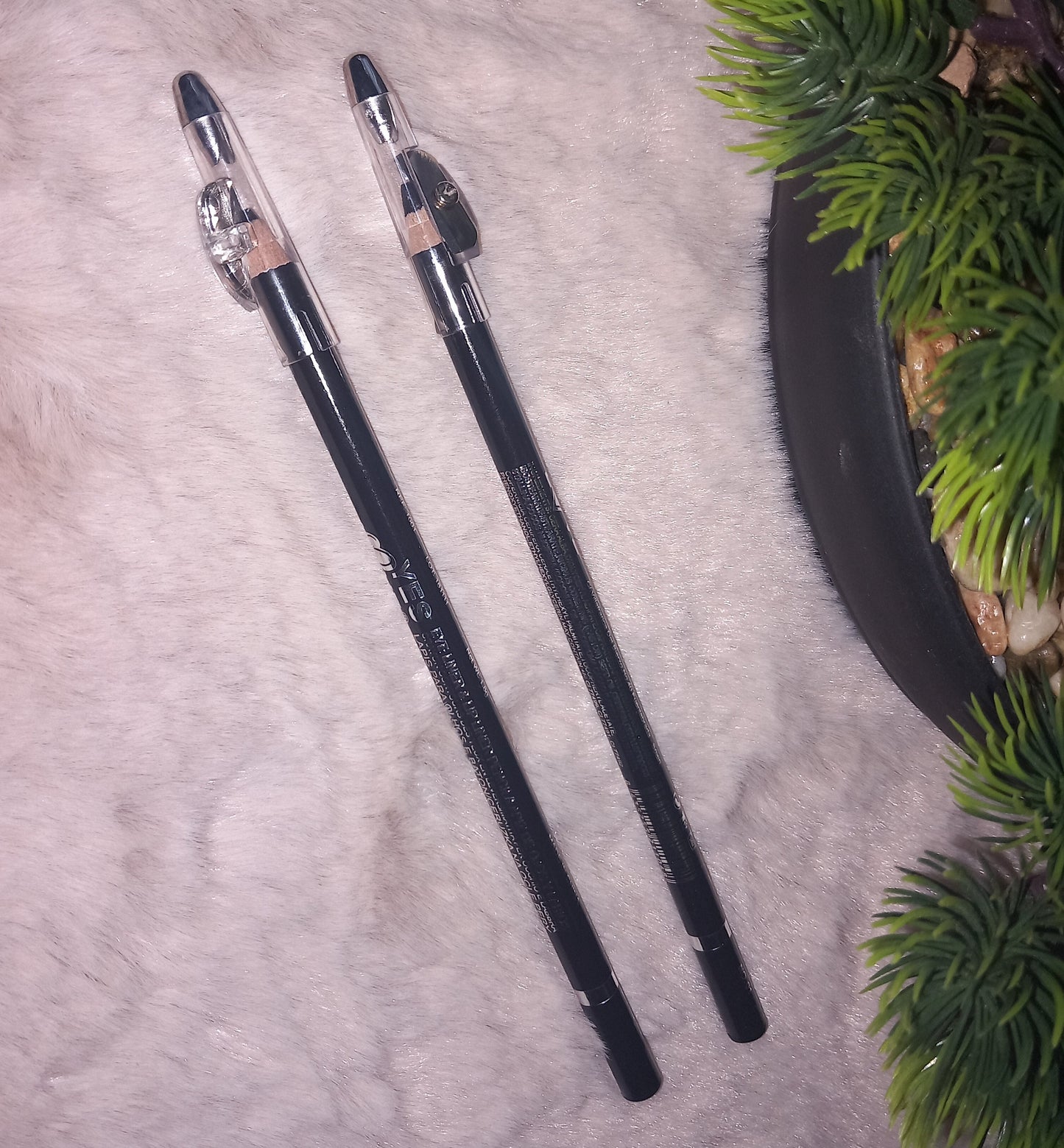 crayon noir contour des yeux maquillage