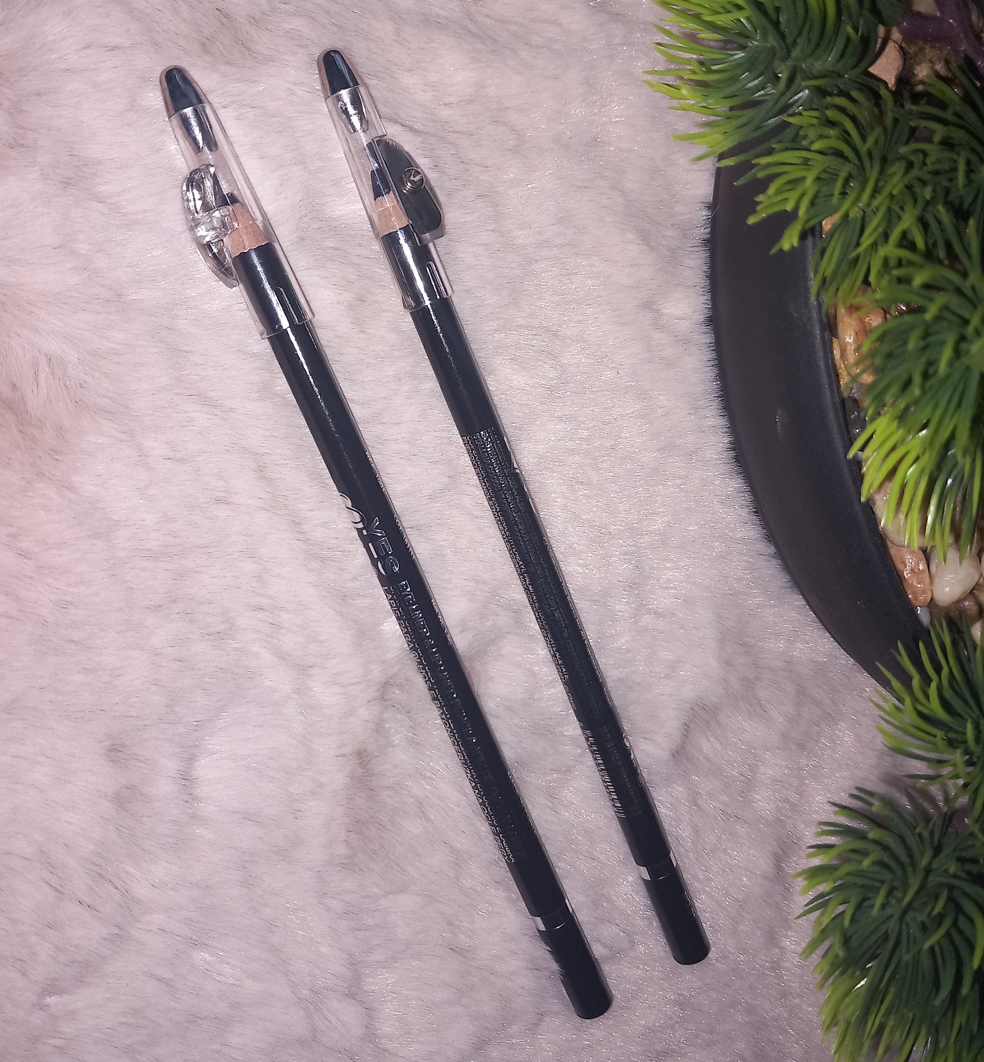 crayon noir contour des yeux maquillage 